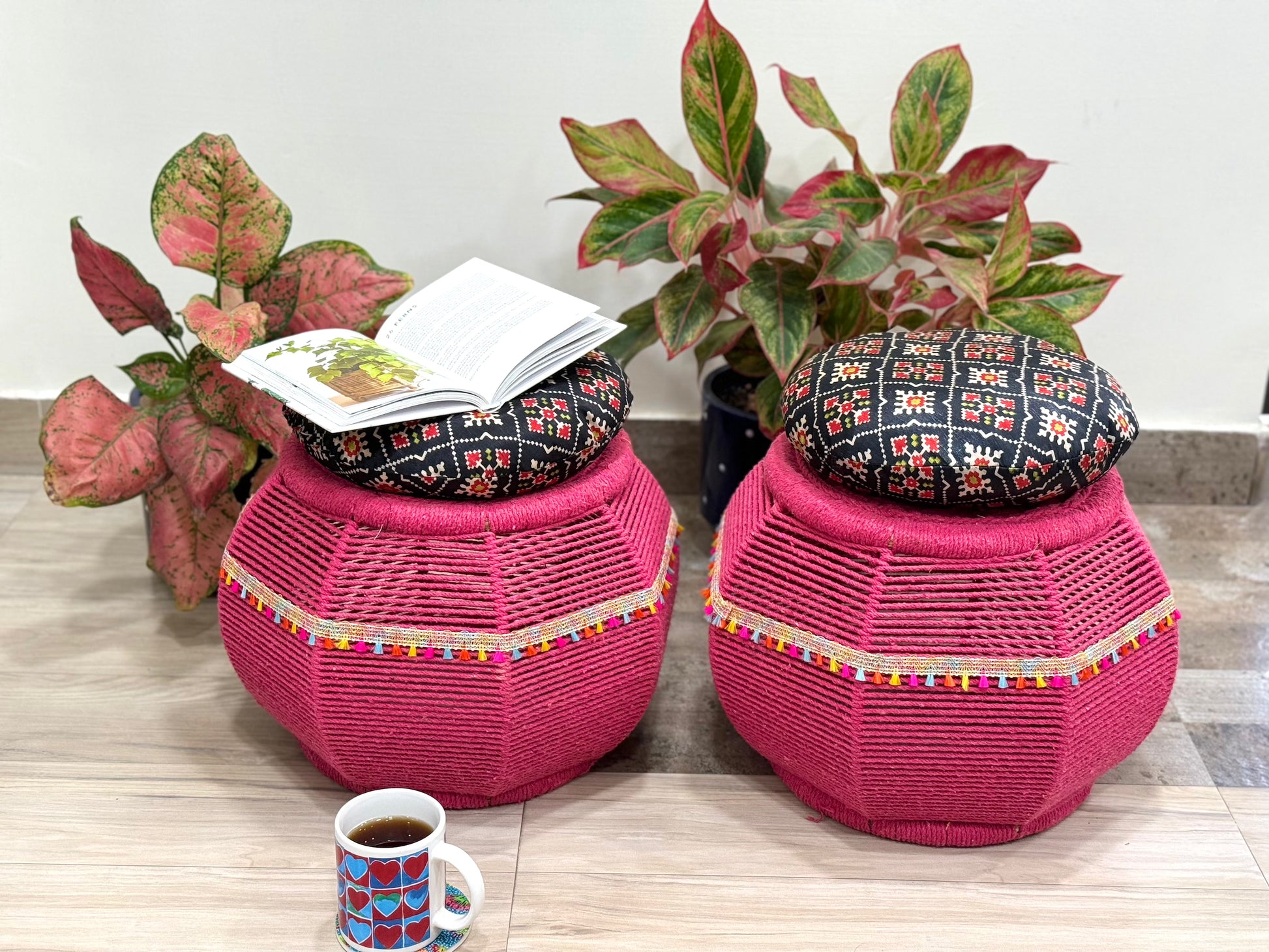 pink sitting mudda with cushions