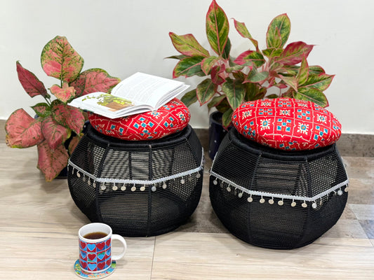 black and white sitting mudda