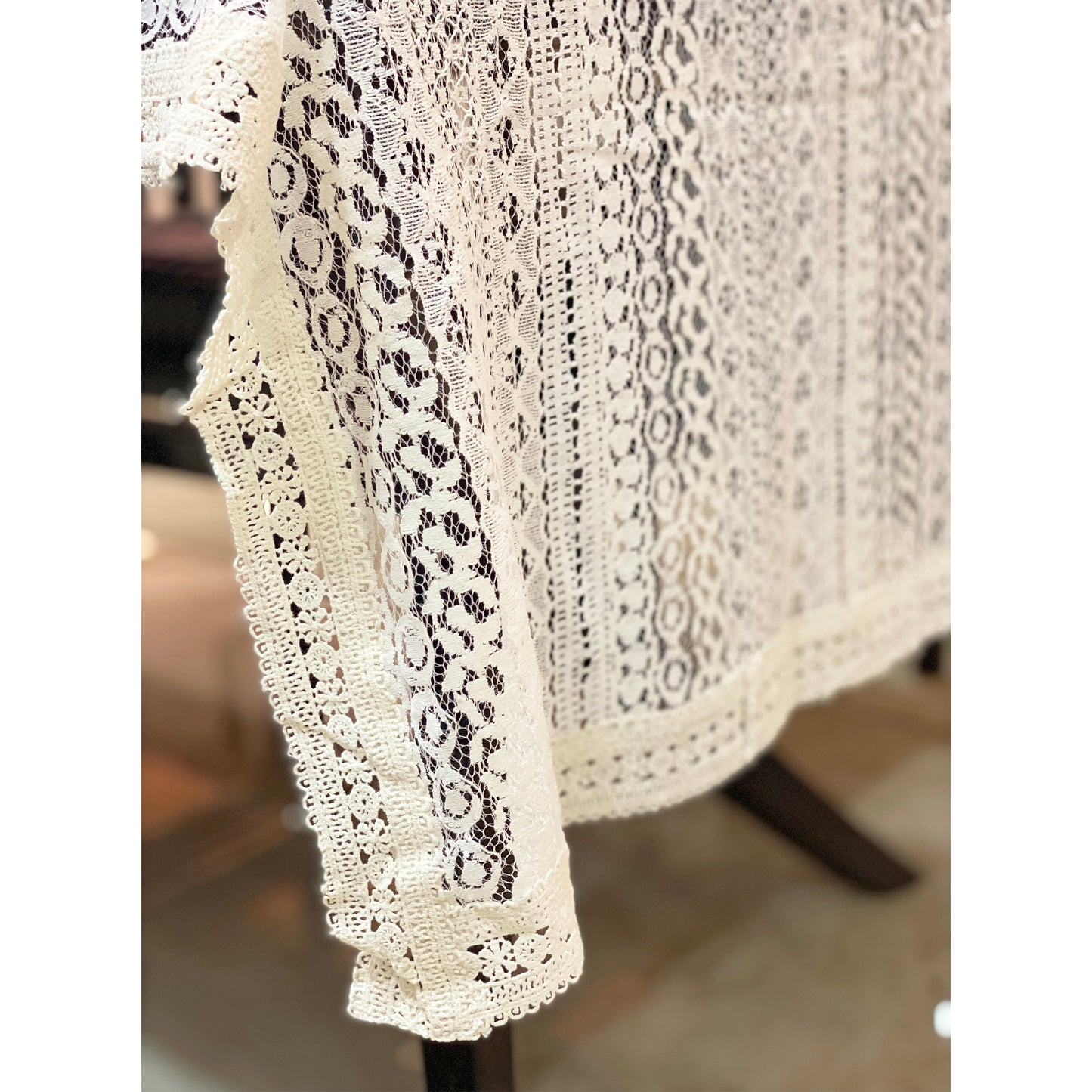 unique-classy-table-linen-in-white-colour