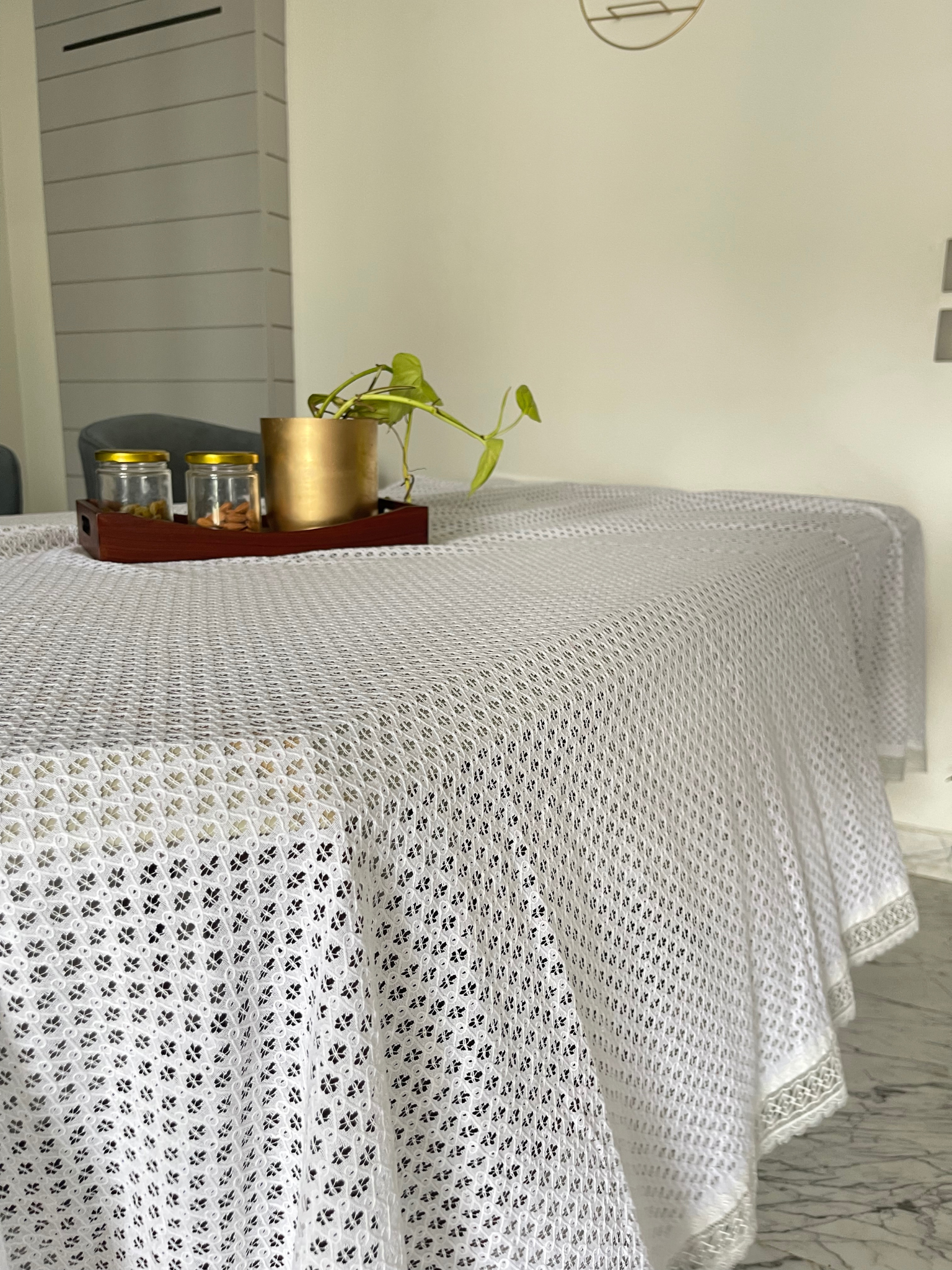 white-net-table-cloth-fordining-room