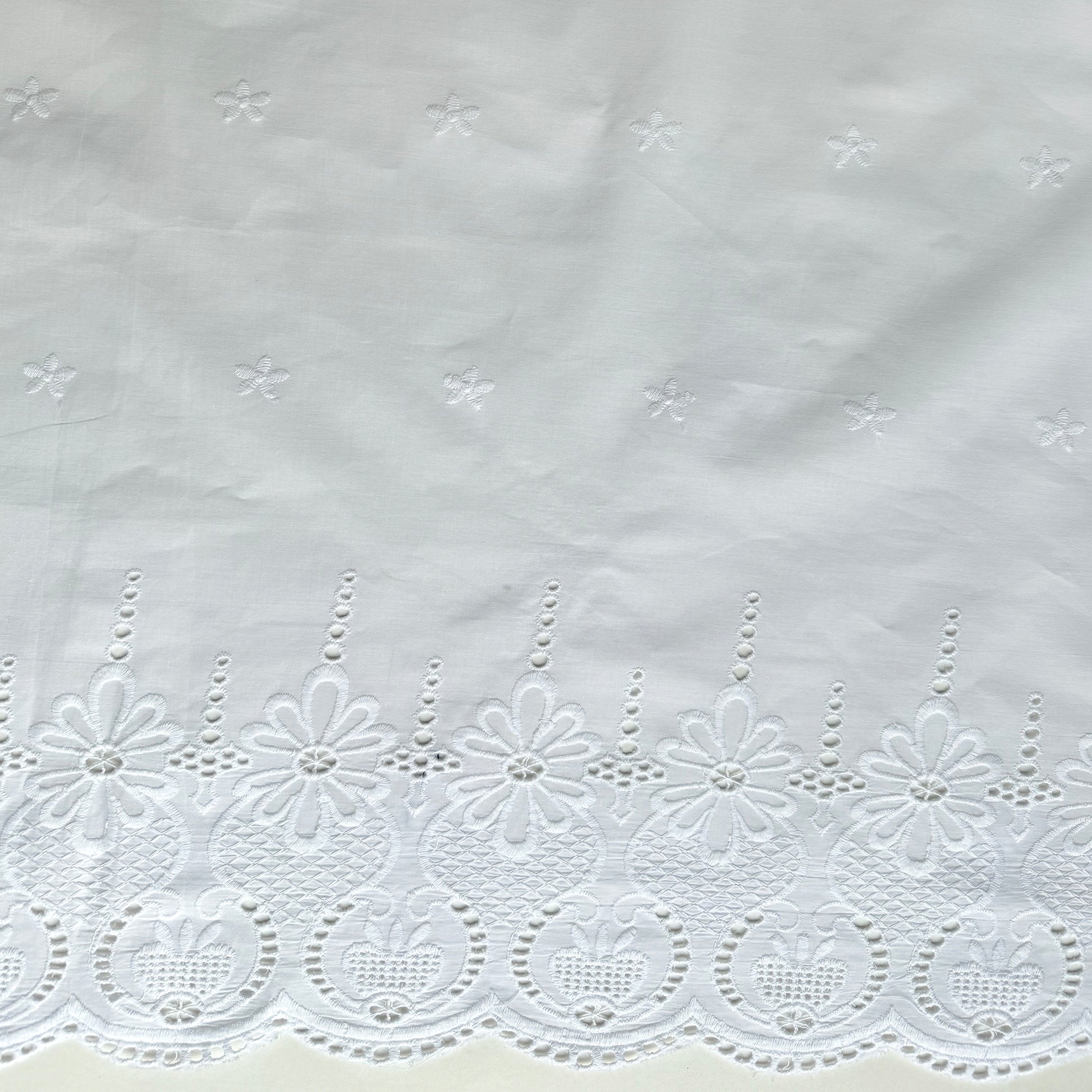 dyeable white scattered flower print hakoba eyelet fabric