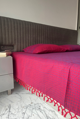 pink-bedspread-with-pillow-covers