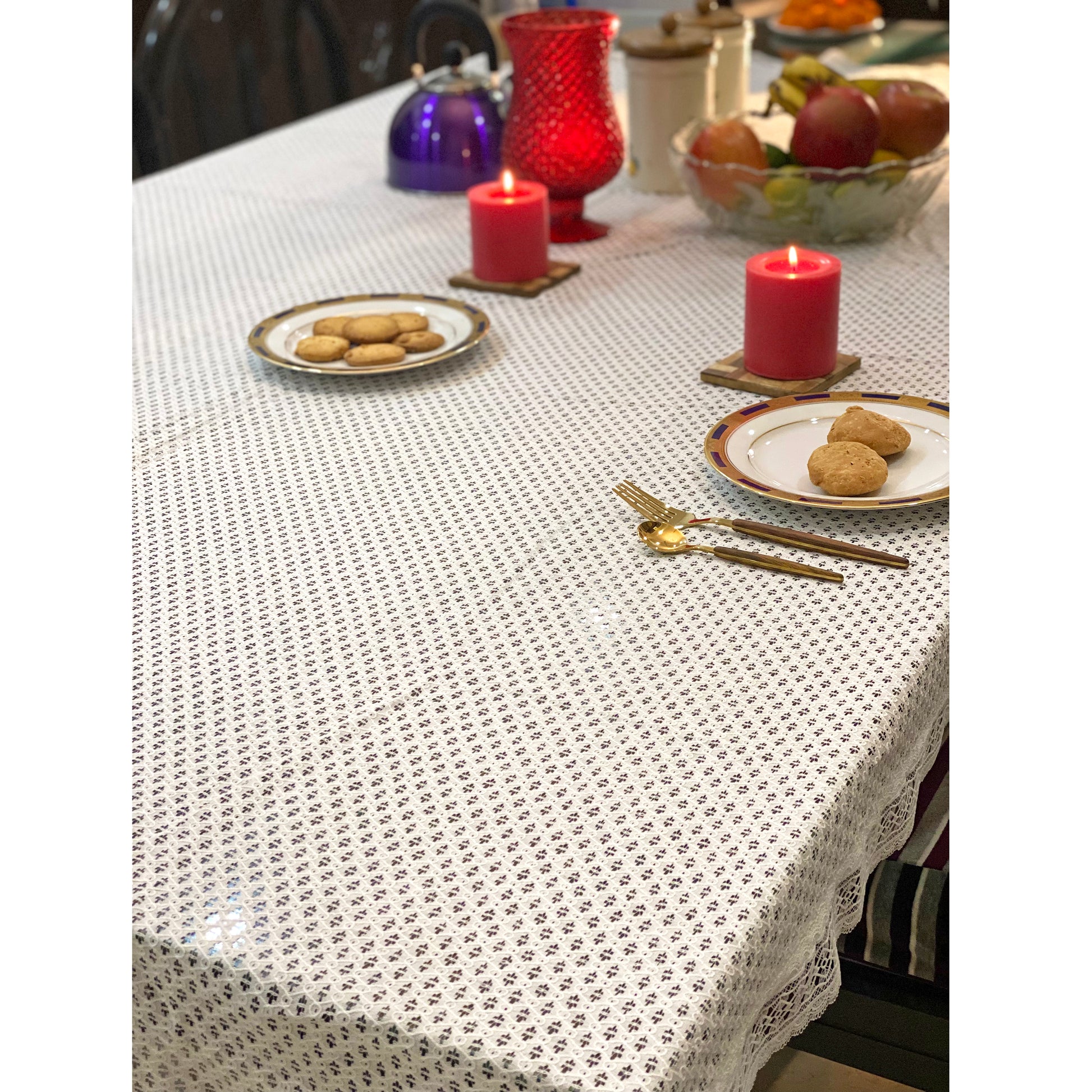 festive-net-table-cloth-for-christmas-decor